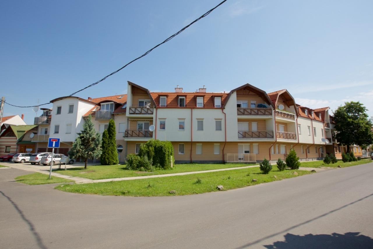 Zoli Apartmanok-Adri Koelcsey 32 Hajdúszoboszló Exteriör bild